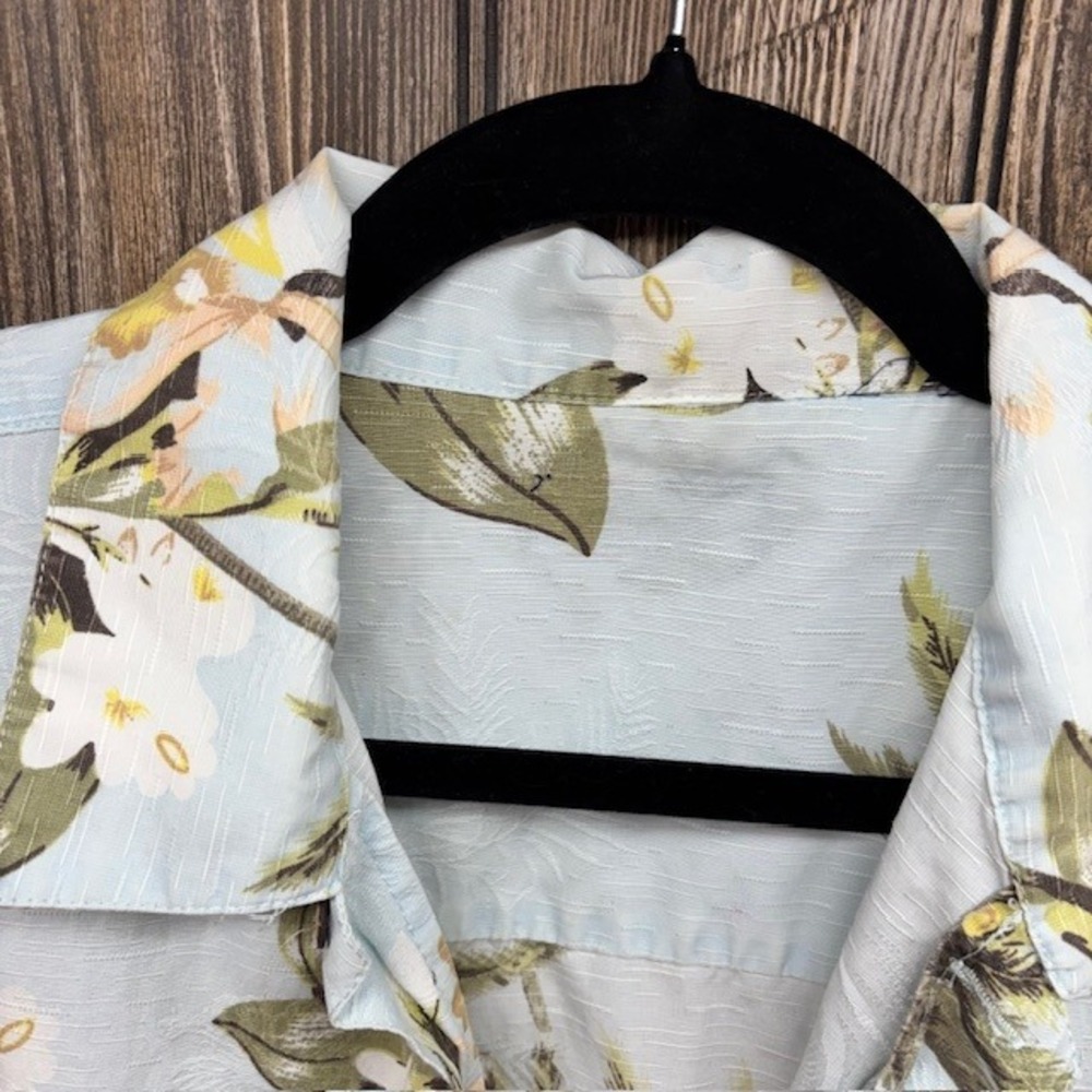 St Johns Bay Mens Tropical Hawaiian Shirts Lot of 2 Blue Cream Floral L/XL - Picture 5 of 10